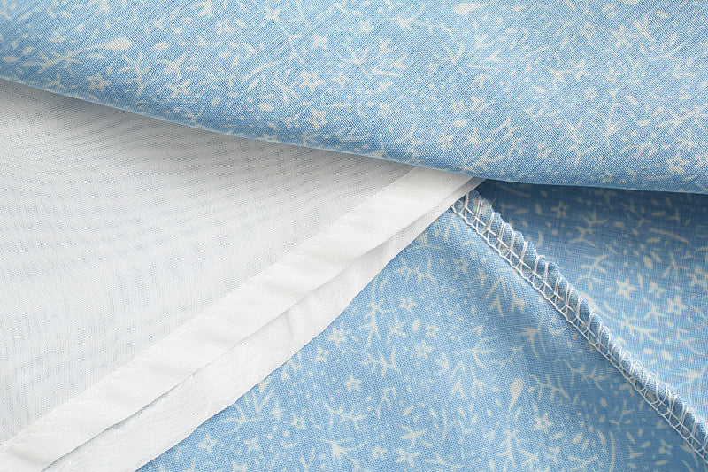 فستان ربيعي أنيق بياقة على شكل حرف V وأكمام منتفخة وطباعة زرقاء على شكل حرف A