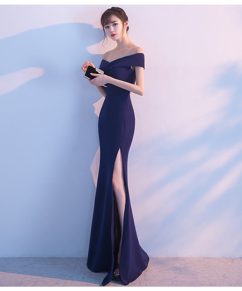 Elegancka sukienka maxi z długimi ramionami i odkrytymi ramionami