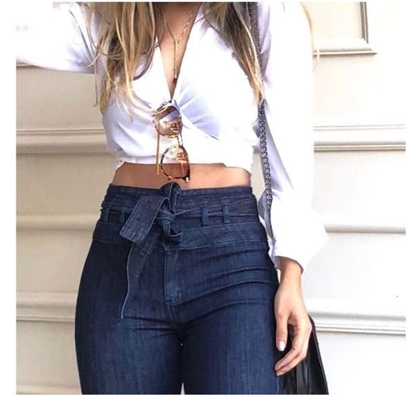 Jeans a zampa con lacci micro elastici a vita alta
