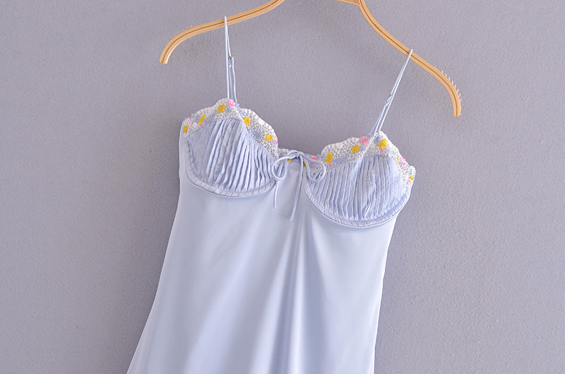 夏季淡蓝色花卉刺绣垂坠缎面性感露背细肩带连衣裙