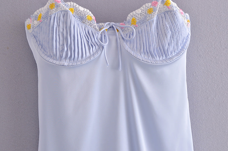 Sommerliches, babyblaues, mit Blumen besticktes, drapiertes, sexy, rückenfreies Kleid aus Satin mit Spaghettiträgern
