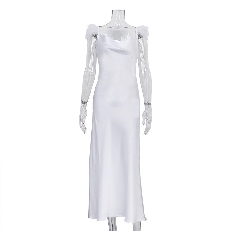 Seksowna wyszczuplająca sukienka na ramiączkach z odkrytymi plecami i białymi piórami