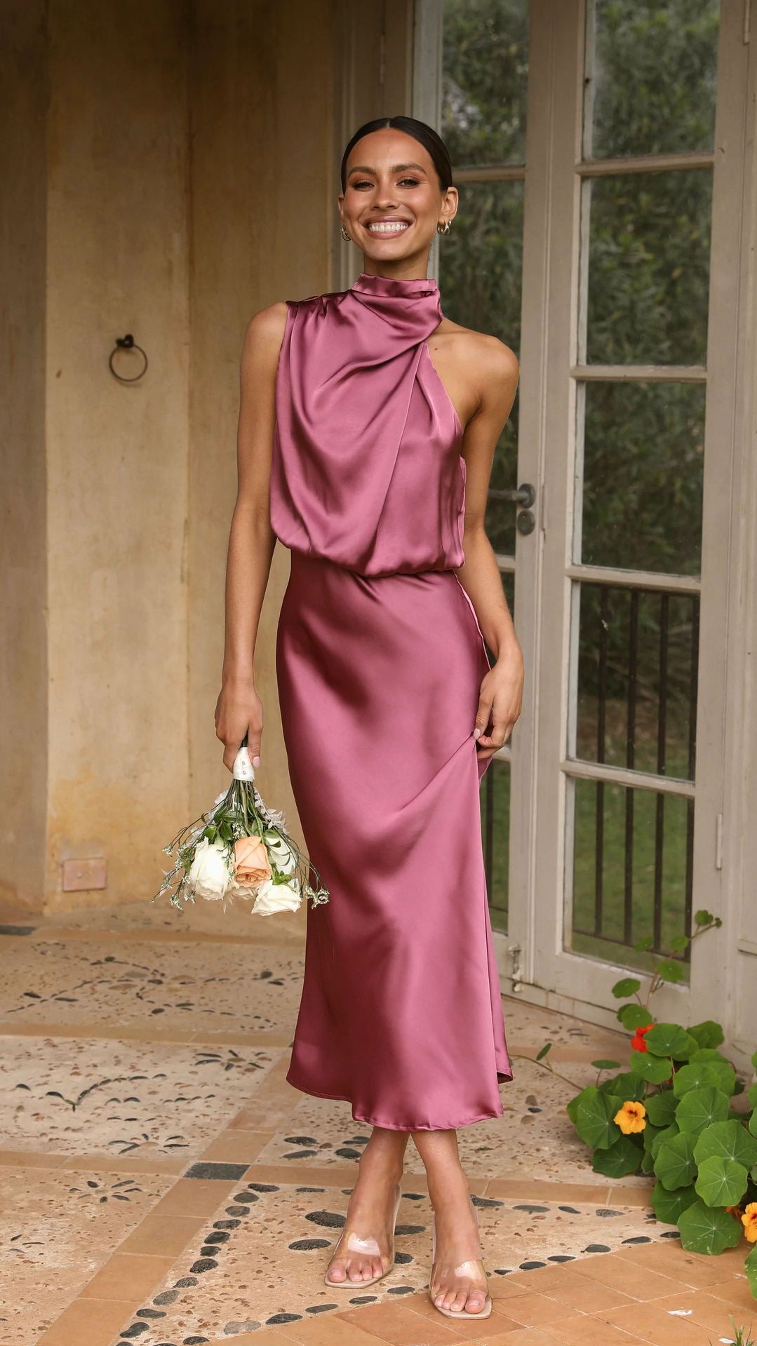 Elegancka satynowa sukienka bez rękawów w jednolitym kolorze