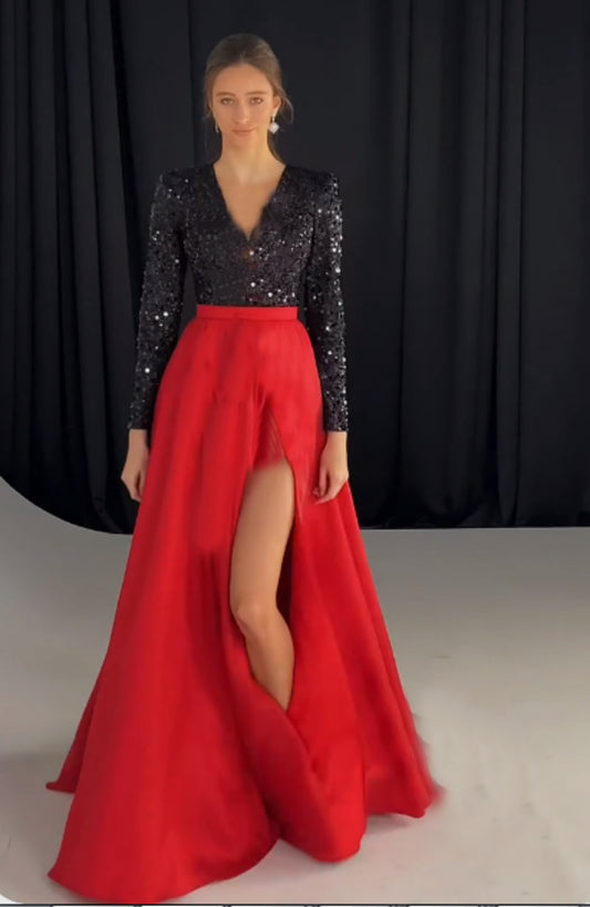 فستان ماكسي رسمي بأكمام طويلة وفتحة على شكل V ومطرز بالترتر