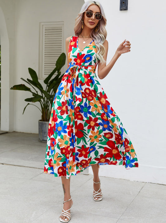 Wakacyjna sukienka plażowa z dekoltem w serek i dużym kwiatowym wzorem