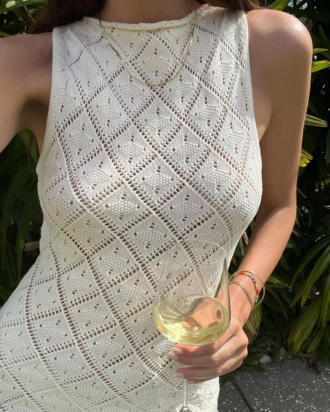 Sexy Kleid mit ausgehöhltem Mesh-Ausschnitt und Strandurlaub
