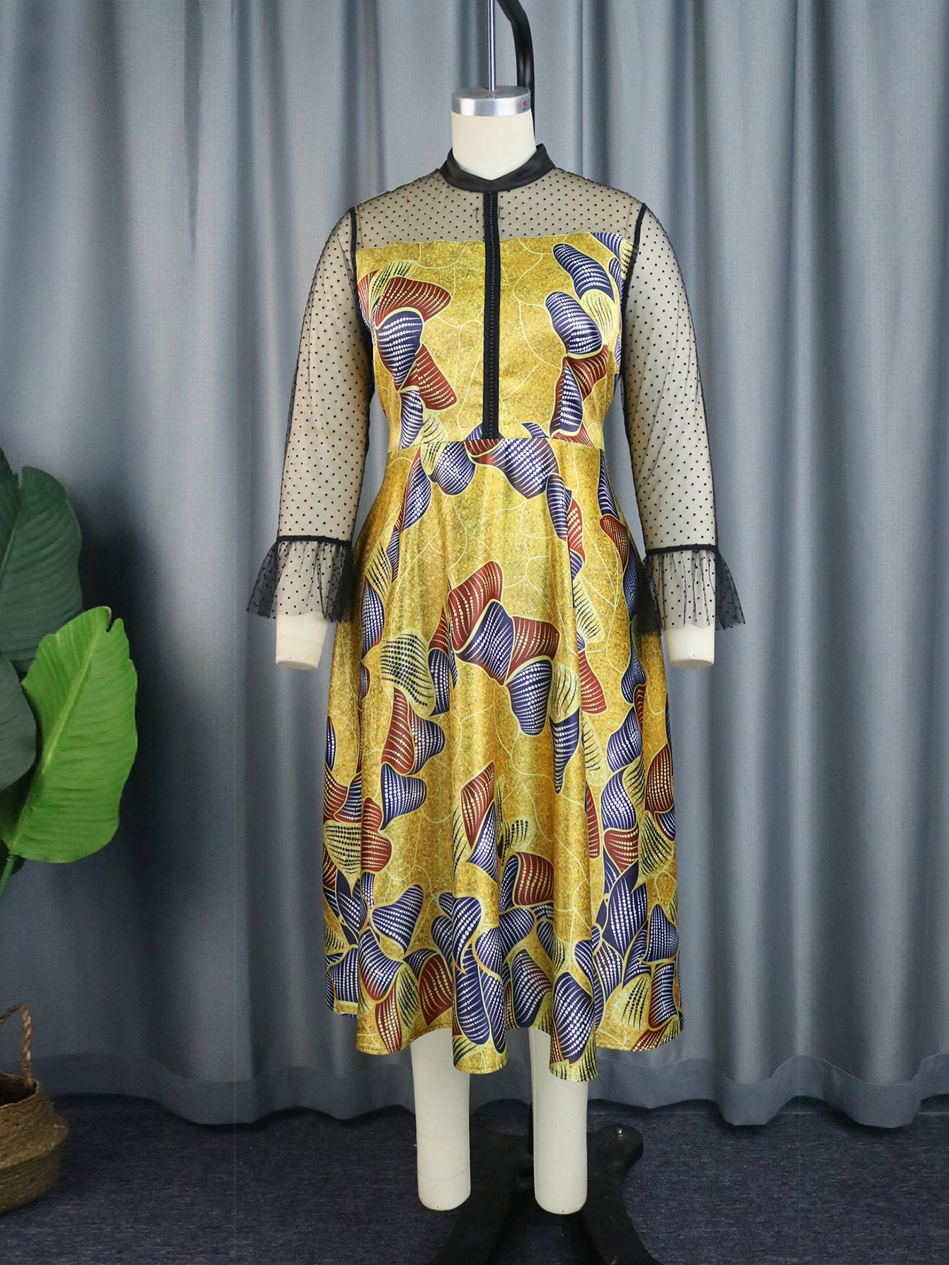 Sukienka siateczkowa z nadrukiem w stylu vintage, luźną talią i kokardą, sznurowana. Sukienka o linii
