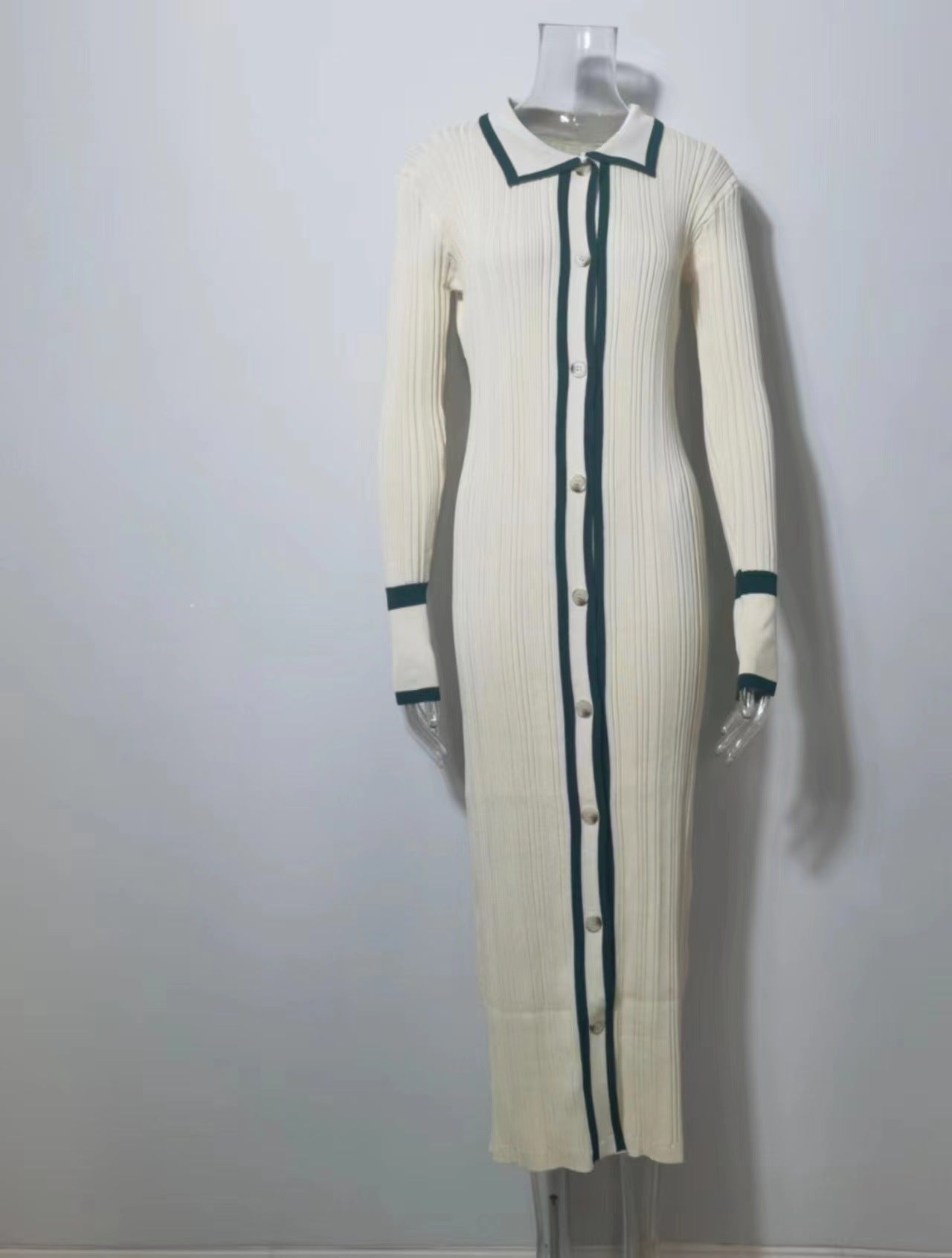 Robe en laine de couleur contrastée à col ouvert et patte de boutonnage