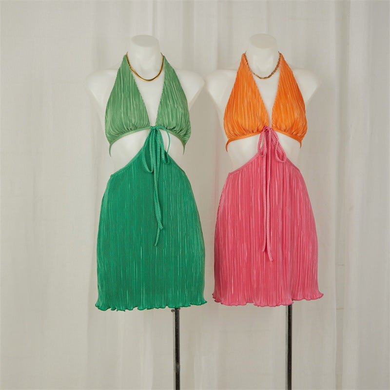 Kurzes Kleid mit rückenfreiem, plissiertem Neckholder und Schnürausschnitt und V-Ausschnitt