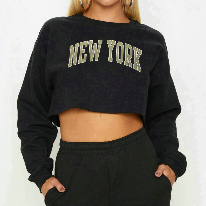 Krótka, luźna bluza z długimi rękawami i nadrukiem w kształcie litery New York