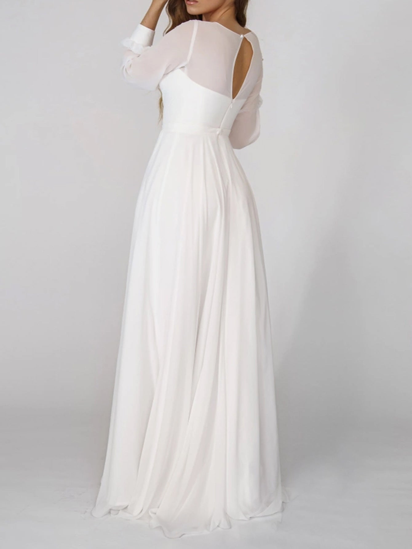 Szyfonowa, rozcięta, długa sukienka z dekoltem w kształcie litery V i długim rękawem