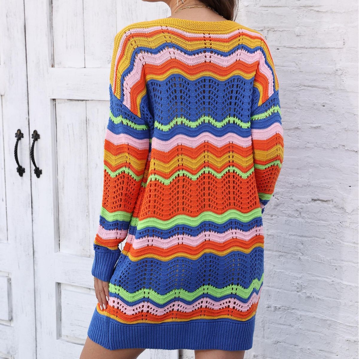 Vestido de rayas de patchwork de color tejido con patrón de arcoíris