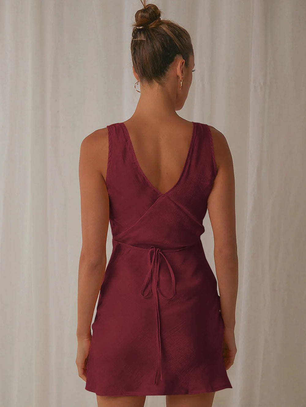 فستان قصير بياقة على شكل V بدون أكمام وأربطة بدون ظهر