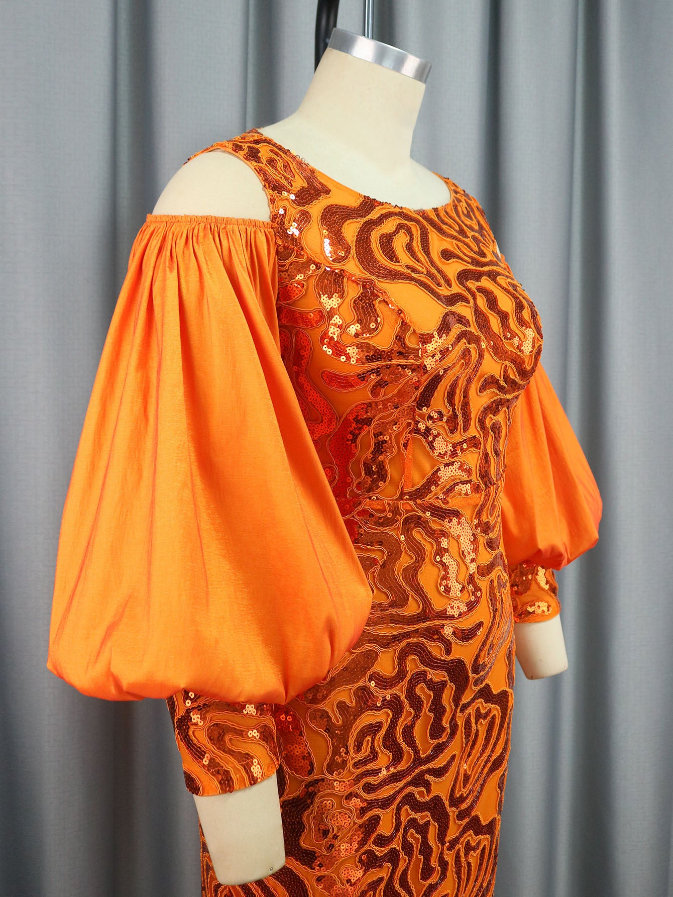 Cekinowa sukienka z wyciętymi rękawami w kształcie latarni