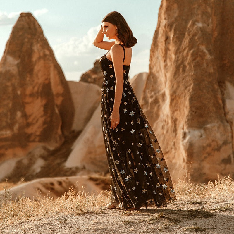 Sukienka maxi z pięcioramienną siateczką w kształcie gwiazdek
