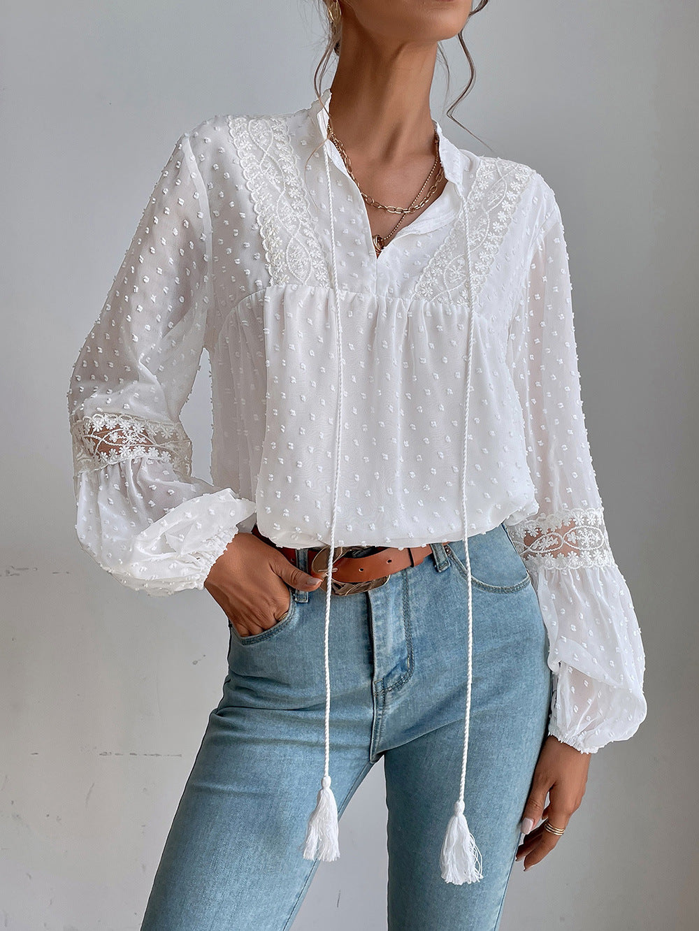 Camicia ampia con cuciture in pizzo chiffon a pois