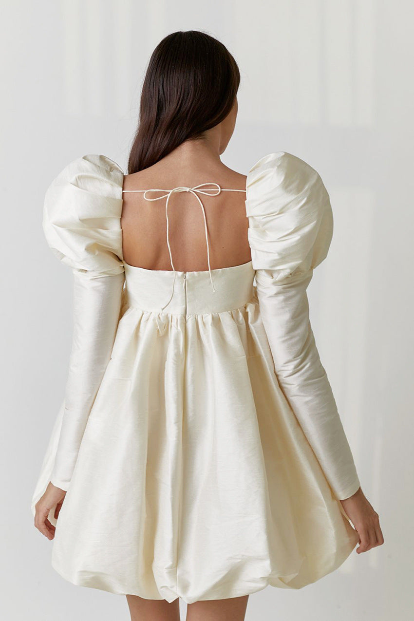 Lange jurk van ijszijde met effen kleur en vierkante kraag en pofmouwen