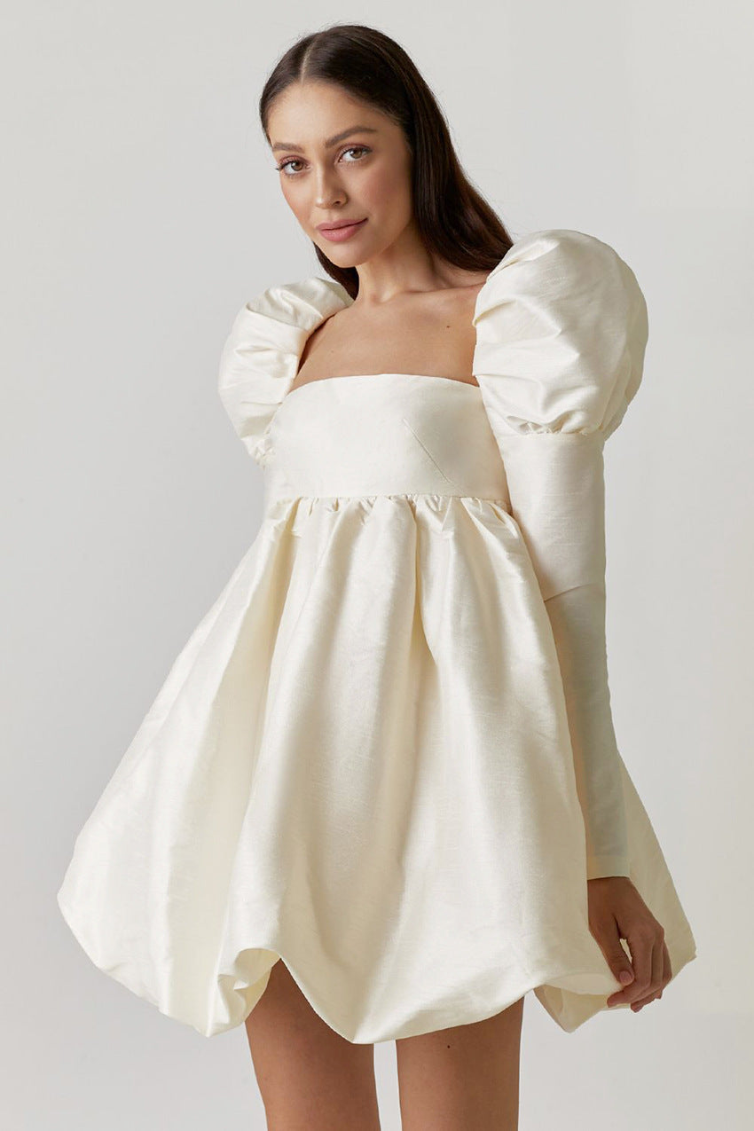 Lange jurk van ijszijde met effen kleur en vierkante kraag en pofmouwen