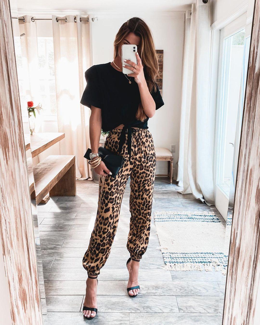 Pantalón microelástico forjado con estampado de leopardo