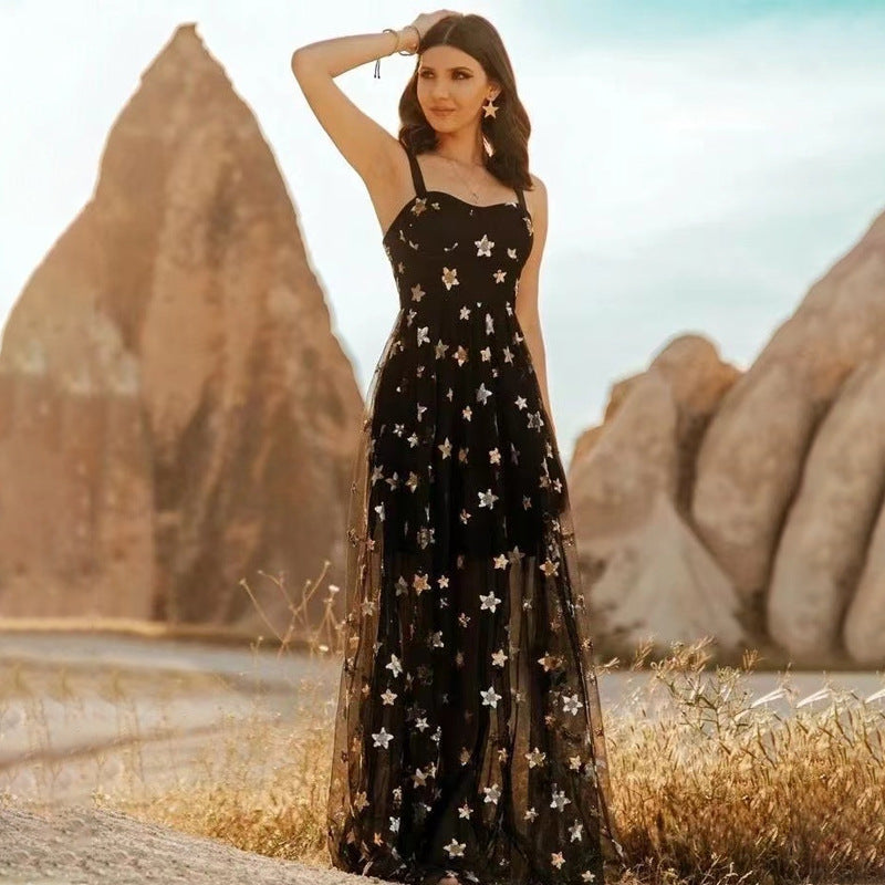 Sukienka maxi z pięcioramienną siateczką w kształcie gwiazdek