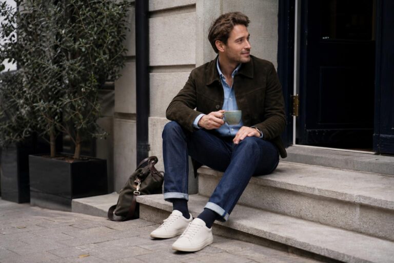 Weekend capsule wardrobe outfit with Oxford shirt, straight jeans, knit layer and clean sneakers for city off-duty style